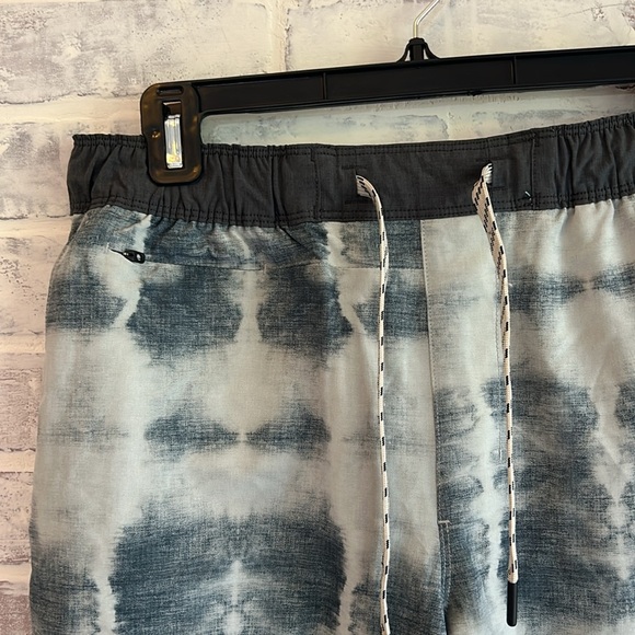 7Diamonds Men’s Core Active Shorts Hybrid 8” Tie-Dye Black and Gray Size Medium - Picture 4 of 7